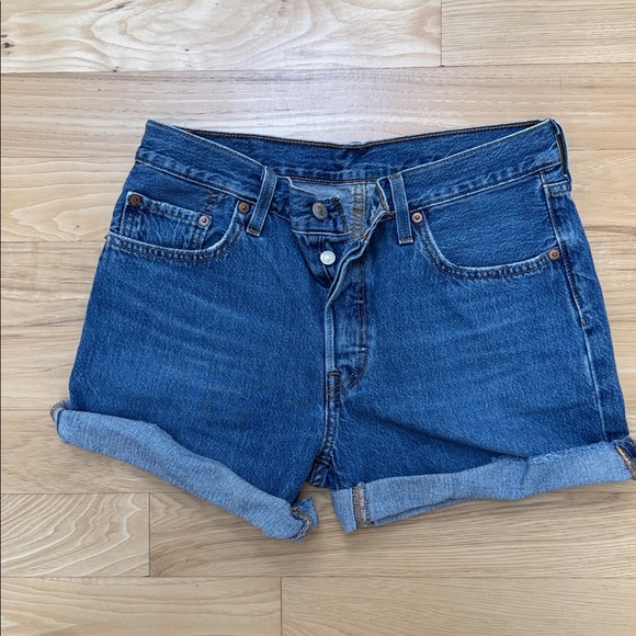 Levi's Women's 501 Jean Shorts 28 (sold as shorts by store, not jeans cut off) - Picture 2 of 7